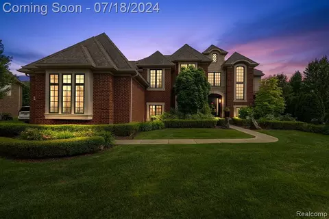 2855 Ambleside Ct, Rochester, MI 48306