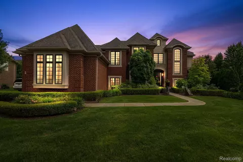 2855 Ambleside Crt Ct, Oakland, MI 48306