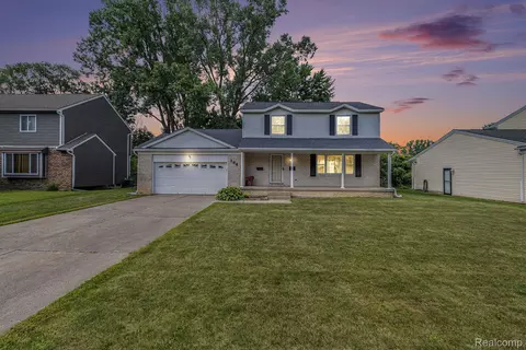 1840 Laurel Oak Dr, Flint, MI 48507