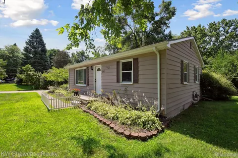 585 Crystalia St, Commerce, MI 48382