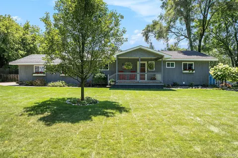 9379 Ute Pointe Dr, Springfield, MI 48346