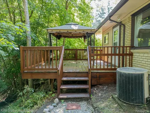 26230 Shiawassee Rd, Southfield, MI 48033