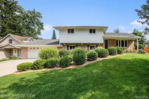 551 Lakeside Dr, Waterford, MI 48328