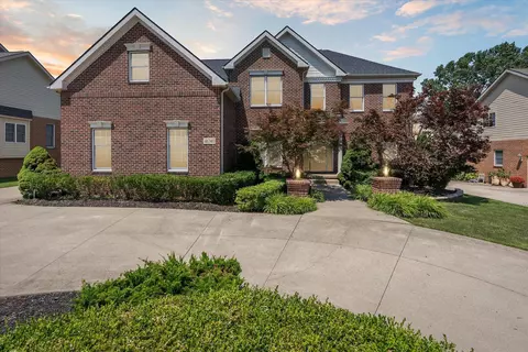 46340 Pinehurst Dr, Northville, MI 48168
