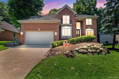 528 Bloomer Ridge Dr, Rochester, MI 48307