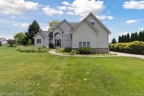 822 Saddle Club Ln, Howell, MI 48843