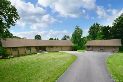 5555 Old Flint Rd, White Lake, MI 48383