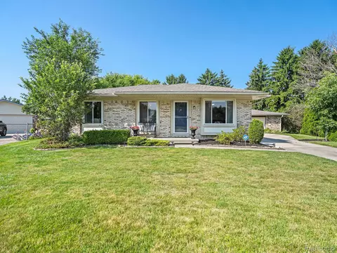 40701 Ray Dr, Clinton Township, MI 48038