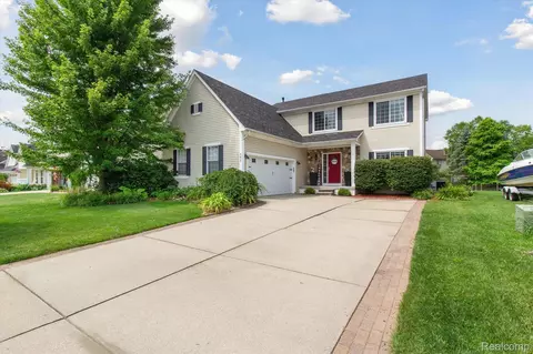 892 Townsend Dr, Oxford, MI 48371