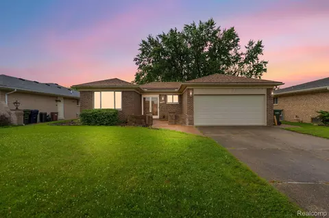3090 Belinda Dr, Sterling Heights, MI 48310