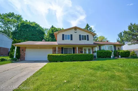 11342 Grand Oak Dr, Grand Blanc, MI 48439
