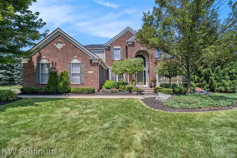 6421 Country Ridge Dr, Troy, MI 48098