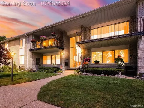 8497 Kennedy Cir #4, Warren, MI 48093