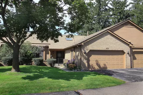 2173 London Bridge Dr, Rochester Hills, MI 48307