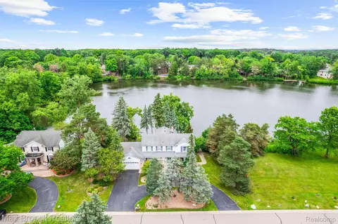 5076 Watergate Rd, West Bloomfield, MI 48323