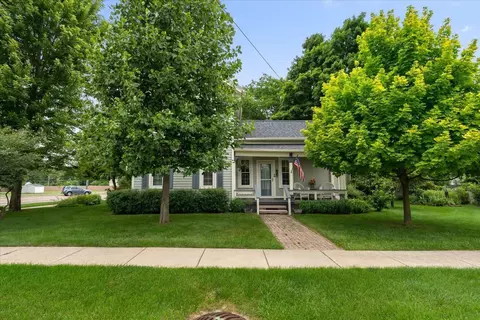 209 E Unadilla St, Pinckney, MI 48169