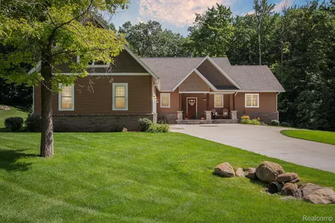 7853 River Run Dr, Brighton, MI 48116