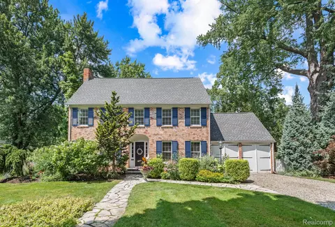 619 Rivenoak St, Birmingham, MI 48009