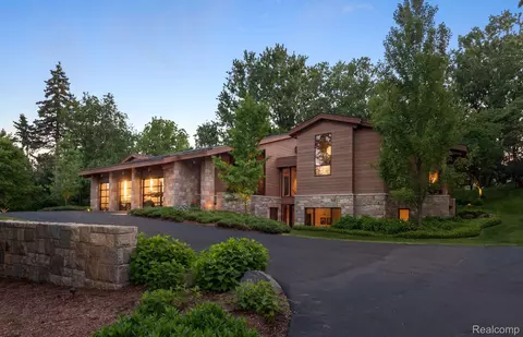 5051 Beach Rd, Troy, MI 48098