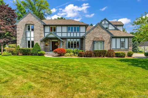 2855 Bardamar Dr, Fort Gratiot, MI 48059