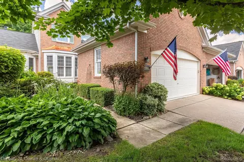 39566 Village Run Dr, Northville, MI 48168
