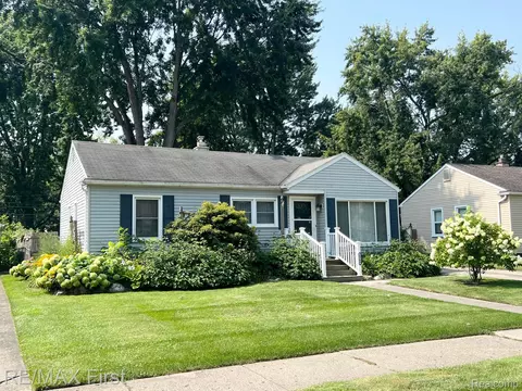 1549 Kingsley St, Mount Clemens, MI 48043