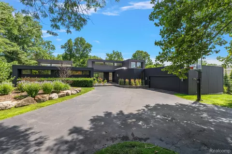 1963 Cragin Dr, Bloomfield Hills, MI 48302