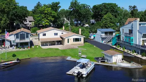 1855 Windside Dr, West Bloomfield, MI 48324