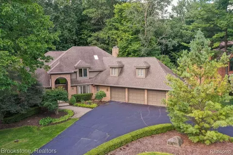 8483 Elkrun Dr, Clarkston, MI 48348