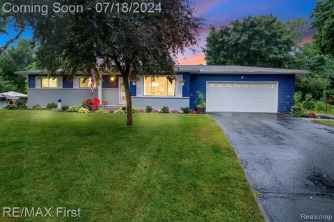 2530 Freeman Dr, Lake Orion, MI 48360