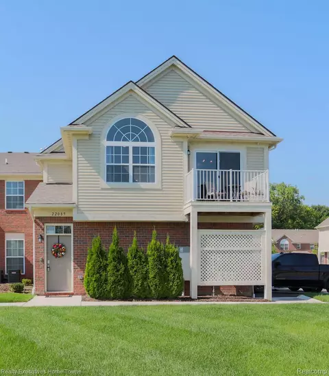 22089 Aberdeen Dr, Macomb, MI 48042