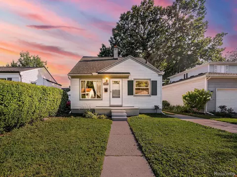 22732 Maxine St, Saint Clair Shores, MI 48080