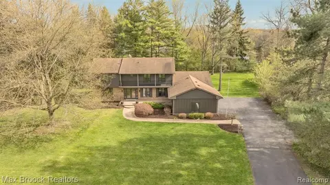 5240 Clarendon Crest St, Bloomfield Hills, MI 48302