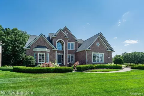 523 Wynstone Cir N, Oakland, MI 48363