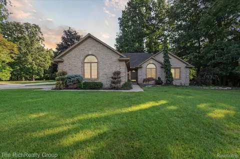 3289 Lake Forest Dr, Sterling Heights, MI 48314