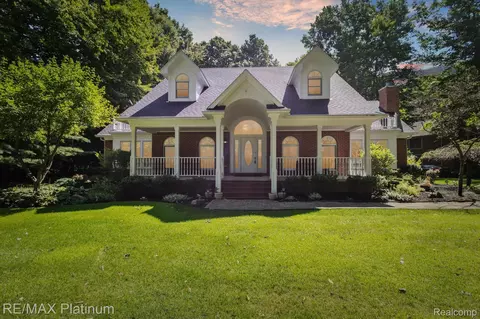 1676 Moonlight Dr, Howell, MI 48843