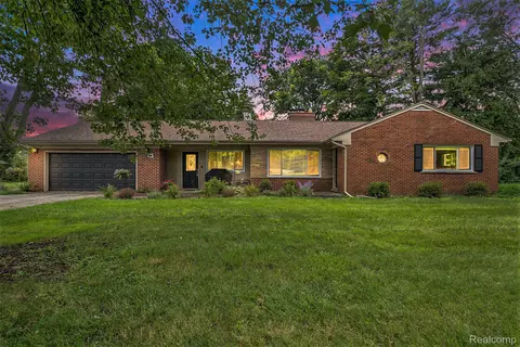 99 Habrand Dr, Troy, MI 48098