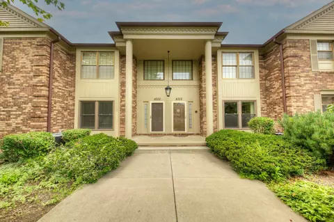 4350 Knightsbridge Ln, West Bloomfield, MI 48323
