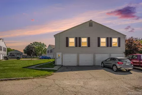 3126 Beechtree Ct #49D, Lake Orion, MI 48360