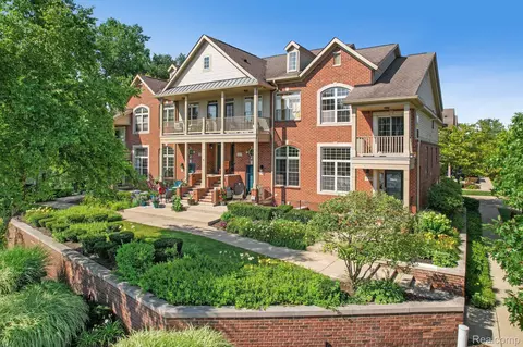 101 Sandy Ln, Walled Lake, MI 48390
