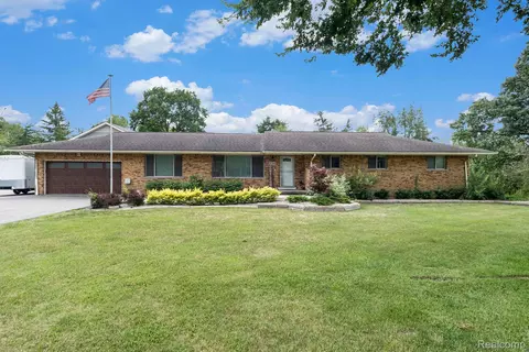 8266 Twilight Ln, Green Oak, MI 48116