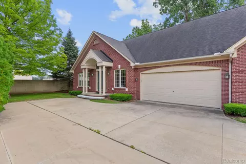 16688 Ventura Cir #34, Clinton Township, MI 48038