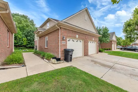 29400 Woodpark Cir, Warren, MI 48092