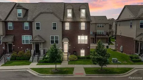 2754 Helmsdale Cir, Rochester, MI 48307
