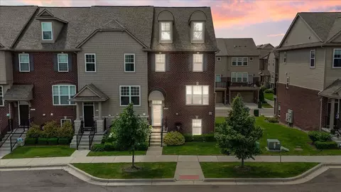 2754 Helmsdale Cir, Rochester Hills, MI 48307