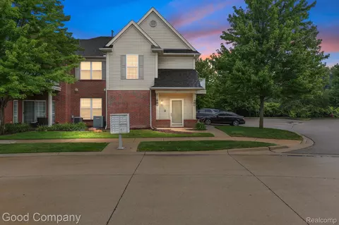 8484 Heywood Cir, Sterling Heights, MI 48312