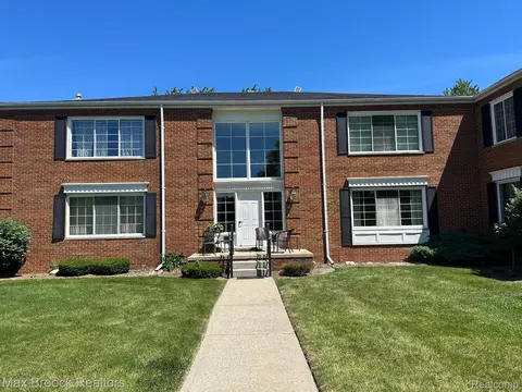 664 E Fox Hills Dr, Bloomfield Hills, MI 48304