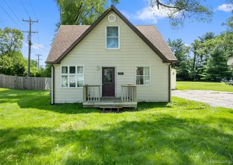 9216 Walnut Dr, Northfield, MI 48189