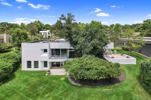 5330 S Woodlands Estates Dr, Bloomfield Township, MI 48302