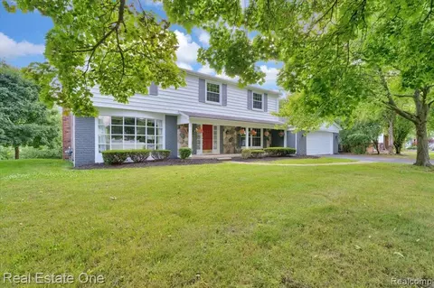 5565 Pembury Ln, West Bloomfield, MI 48322
